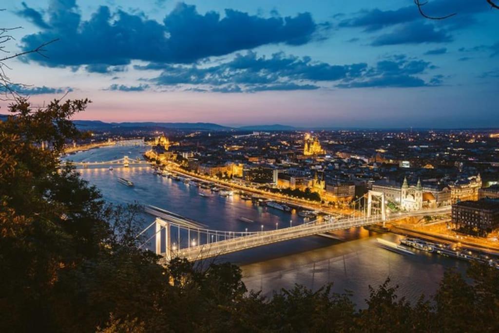 Parisian Soul In The Heart Of Budapest Esterno foto