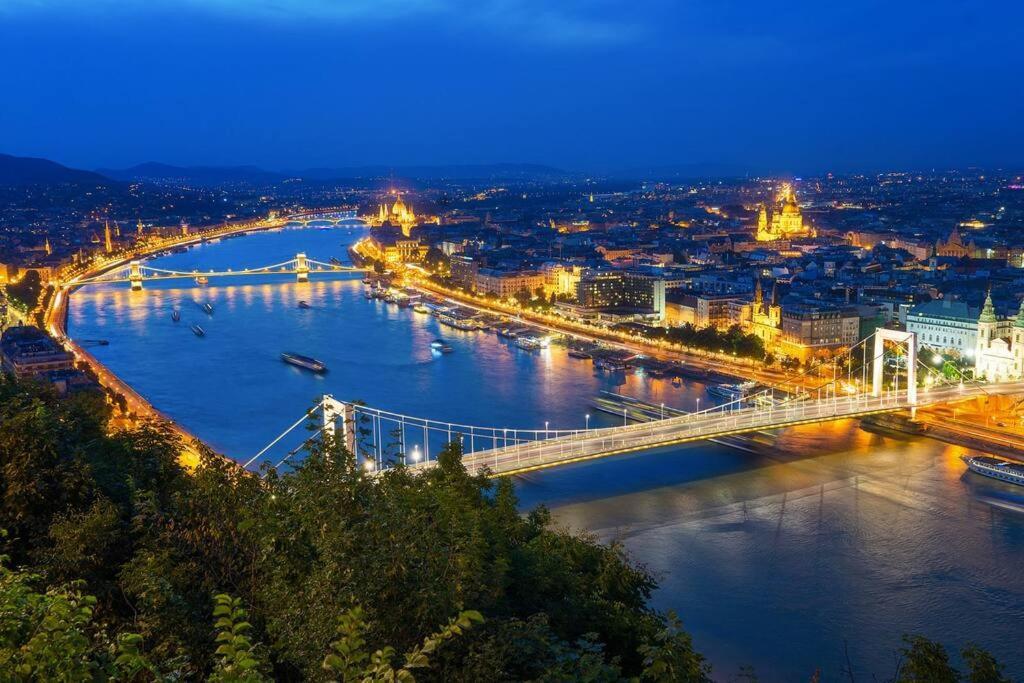 Parisian Soul In The Heart Of Budapest Esterno foto